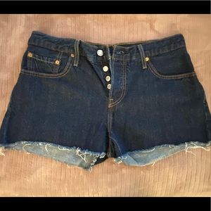 Short Levi’s short with buttons